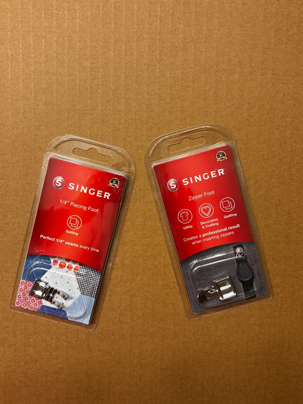 SINGER Sewing Machine Presser Feet Bundle: 1/4" Piecing Foot & Zipper Foot - NEW